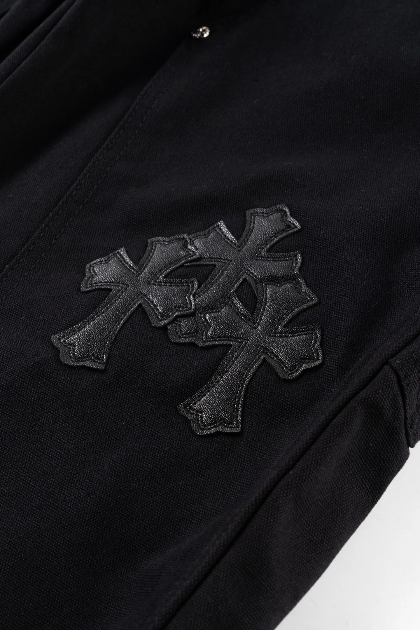 P250 Chrome Hearts Matty Boy Sex Records Patchwork leather workwear high street jeans It is well known that chromehearts jeans use vintage Levis jeans as the base for their creations. They usually add their own unique silver buckles and silver ornaments, plus patchwork embellishments. This is what doubles the value of these vintage jeans. Because the base is vintage jeans, the jeans themselves have become very soft and comfortable after years of baptism. This can be distinguished from ordinary jeans. Regarding the size, you should also refer to the pants data. Style number: 1637# Color: black Size: 28 30 32 34 36